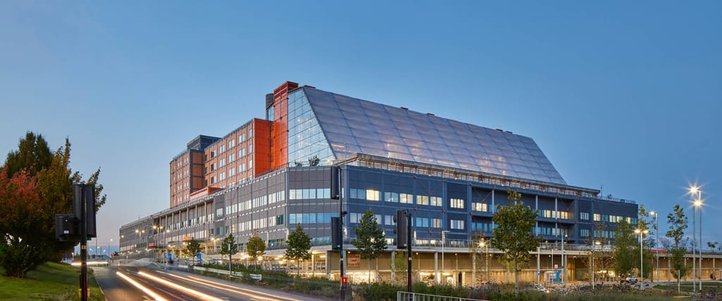 Hospital Fronted by Large Winter Garden Opens in UK